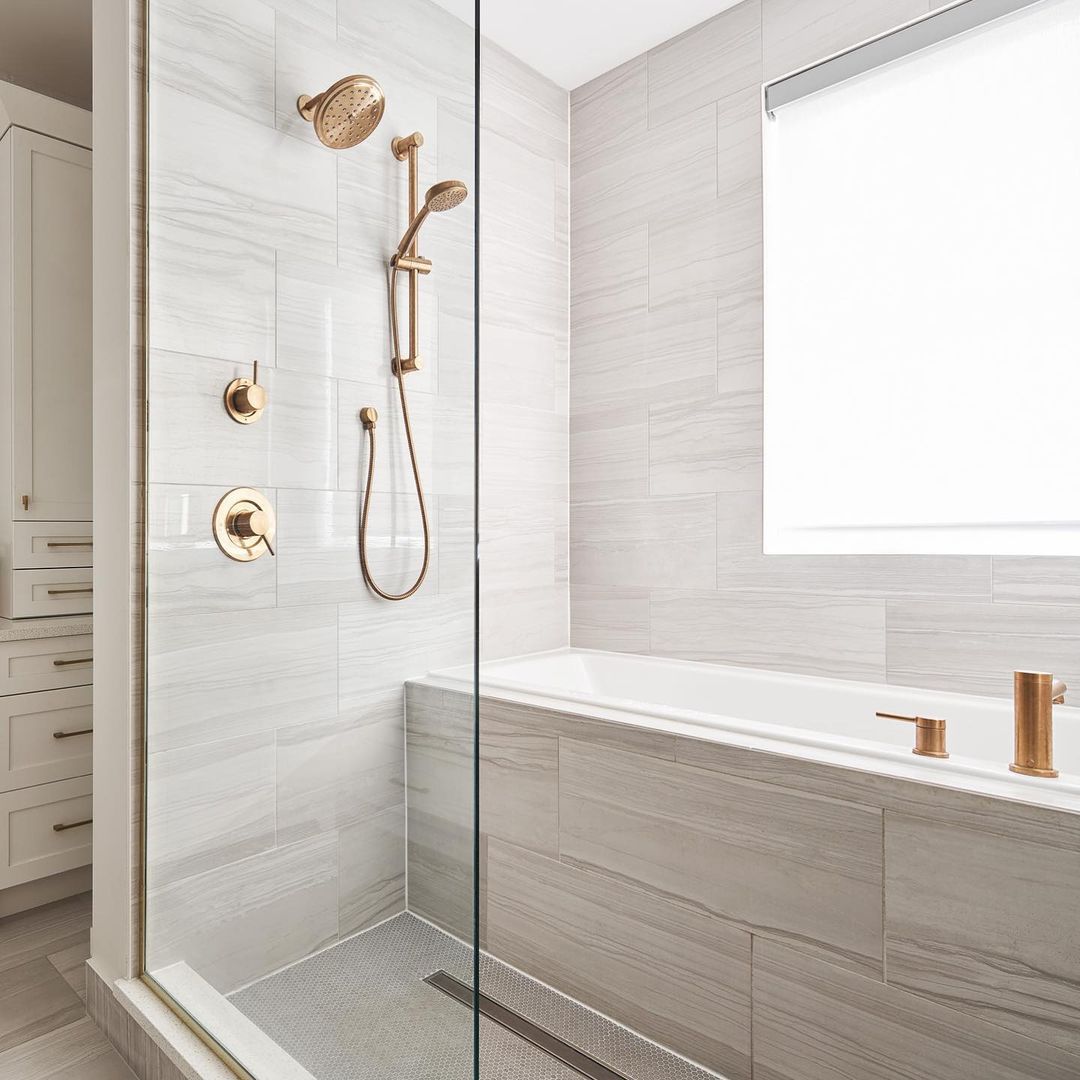 Wanne innen, graue Dusche mit Messingakzenten