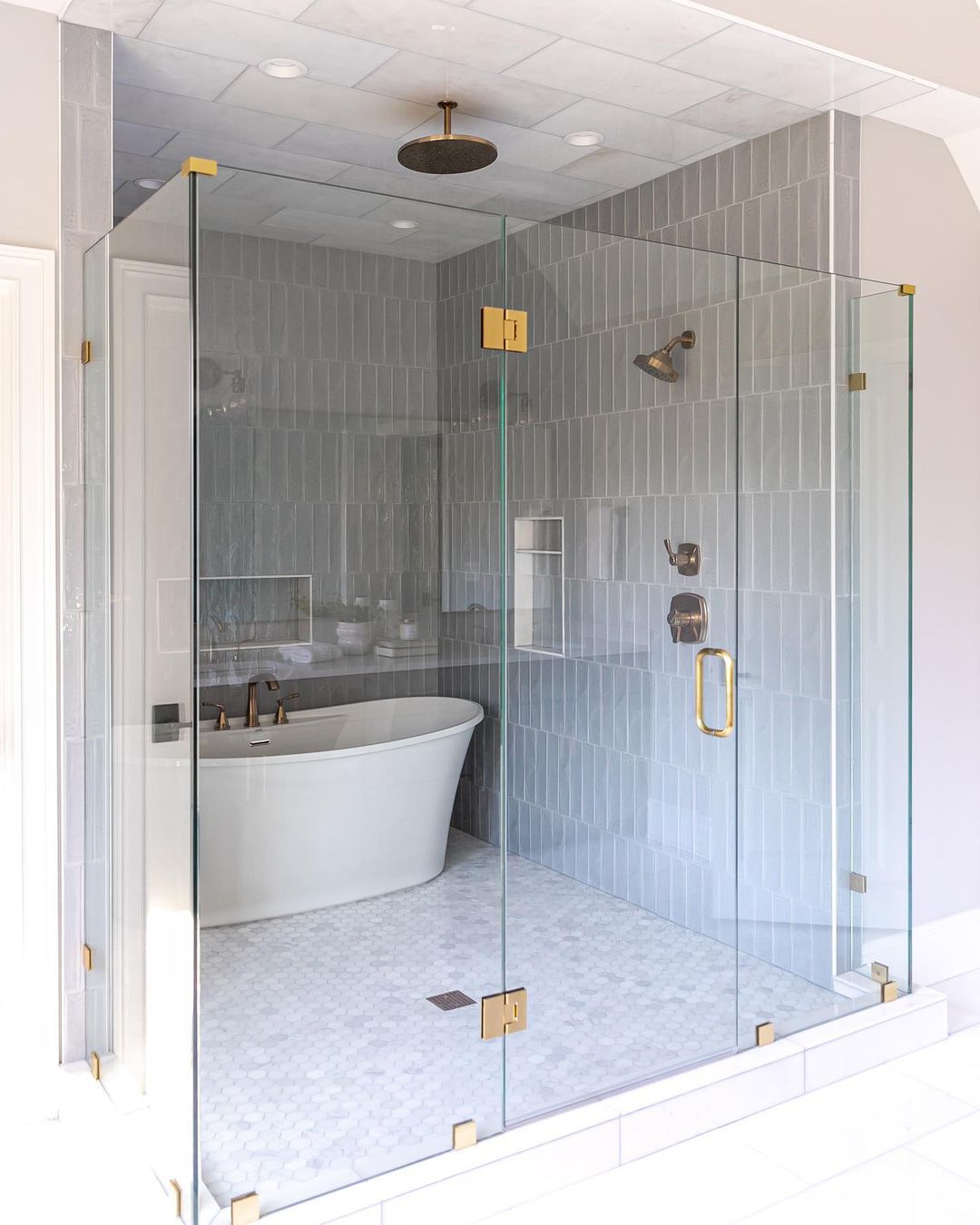 Badewanne im Inneren, geflieste Dusche
