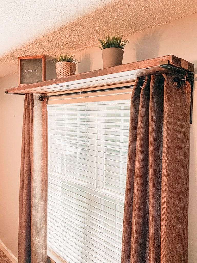 Eine DIY-Gardinenstange mit Regal