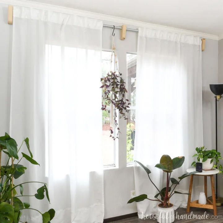 Eine DIY-Gardinenstange mit Holzhalterungen