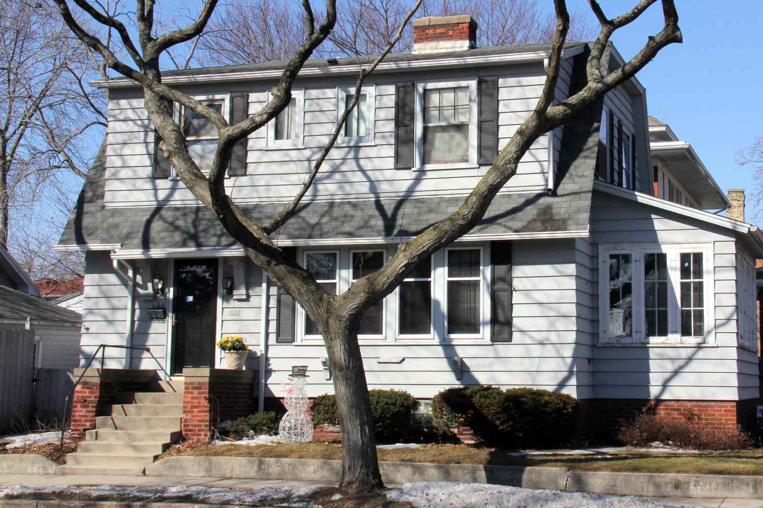Typisches amerikanisches Haus mit Dachgaube mit vier Fenstern entlang der Dachfassade