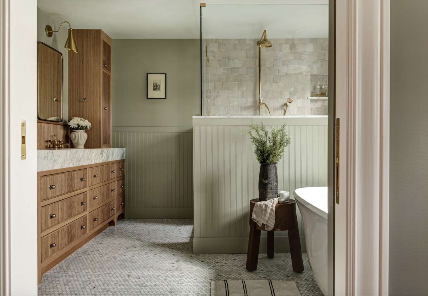 Salbeifarbenes Cottagecore-Badezimmer