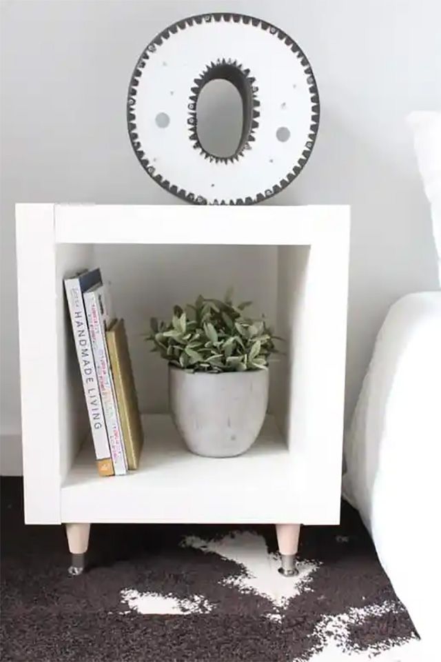 Ein weißer DIY-Nachttisch