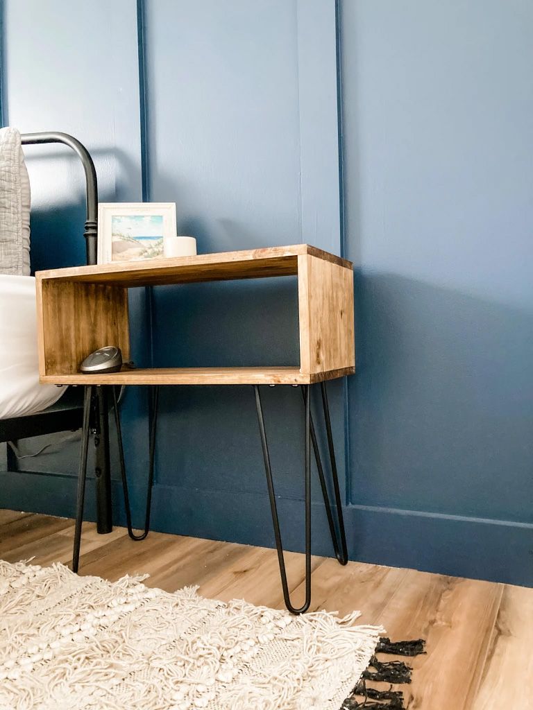 Ein DIY-Nachttisch mit offenem Regal