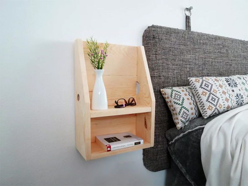 Ein DIY-Nachttisch, der an der Wand hängt