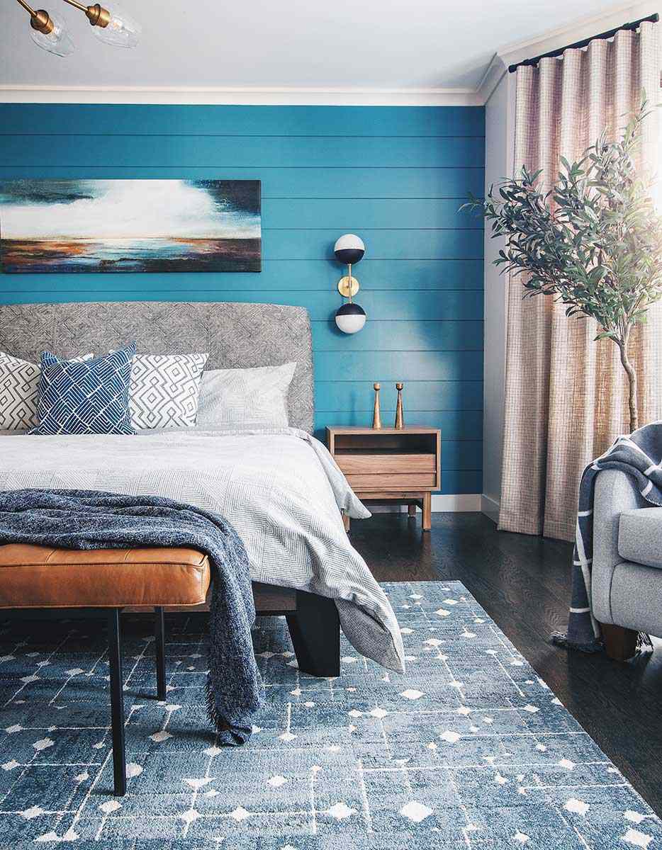 Schlafzimmer mit blauer Stufenwand