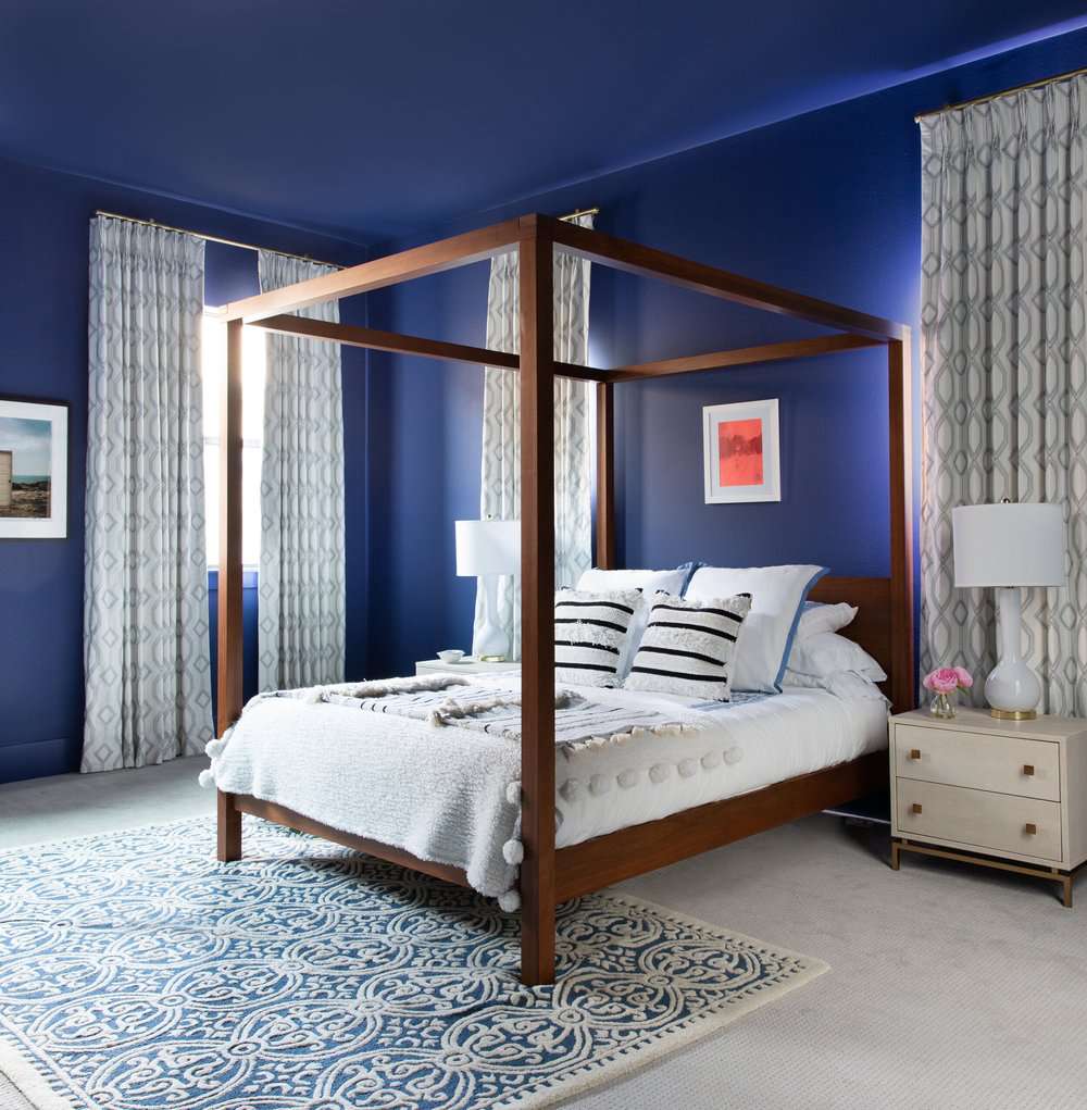 Schlafzimmer mit indigoblau gestrichenen Wänden und Decke