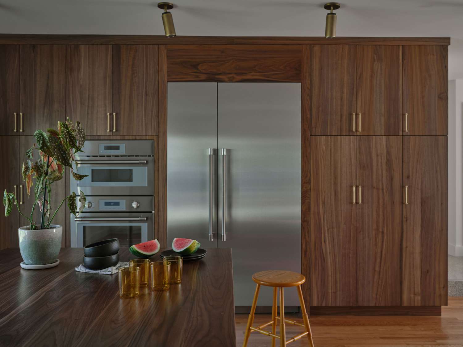 So fälschen Sie einen eingebauten Kühlschrank wie ein Designer für ein luxuriöses Küchen-Upgrade mit kleinem Budget 4 Holzschränke um Silberkühlschrank