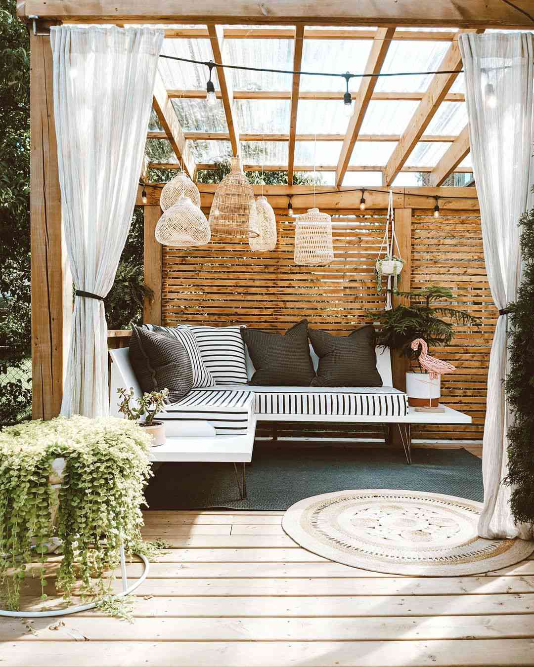 Terrassenpergola mit transparenten Vorhängen