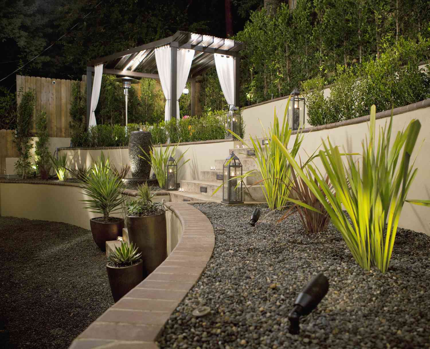 Pergola aus schwarzem Holz mit weißen Gaze-Schienen
