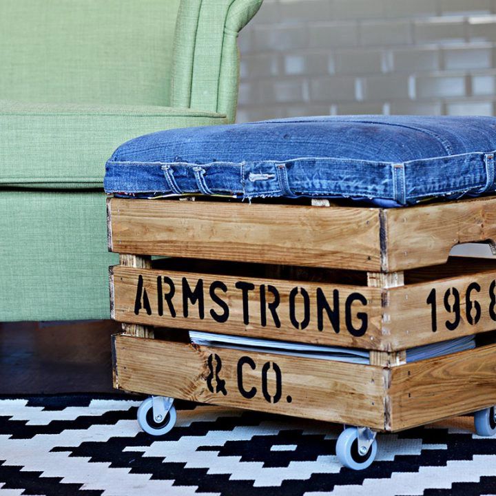 Ein Denim- und Kisten -DIY -Ottomane