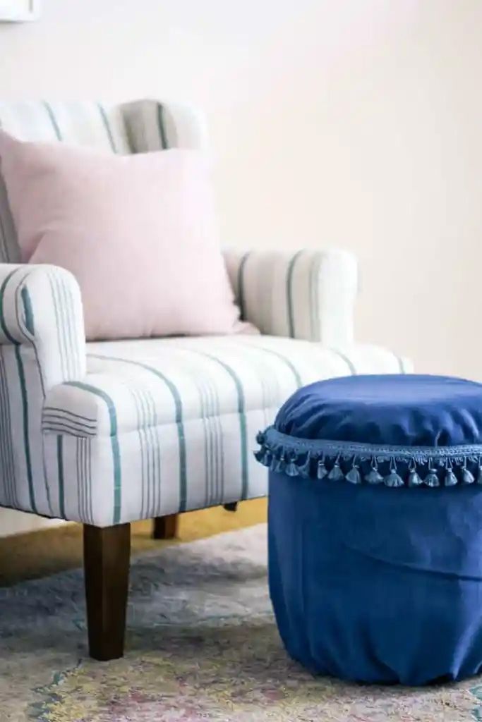 Eine blaue DIY -Ottomane