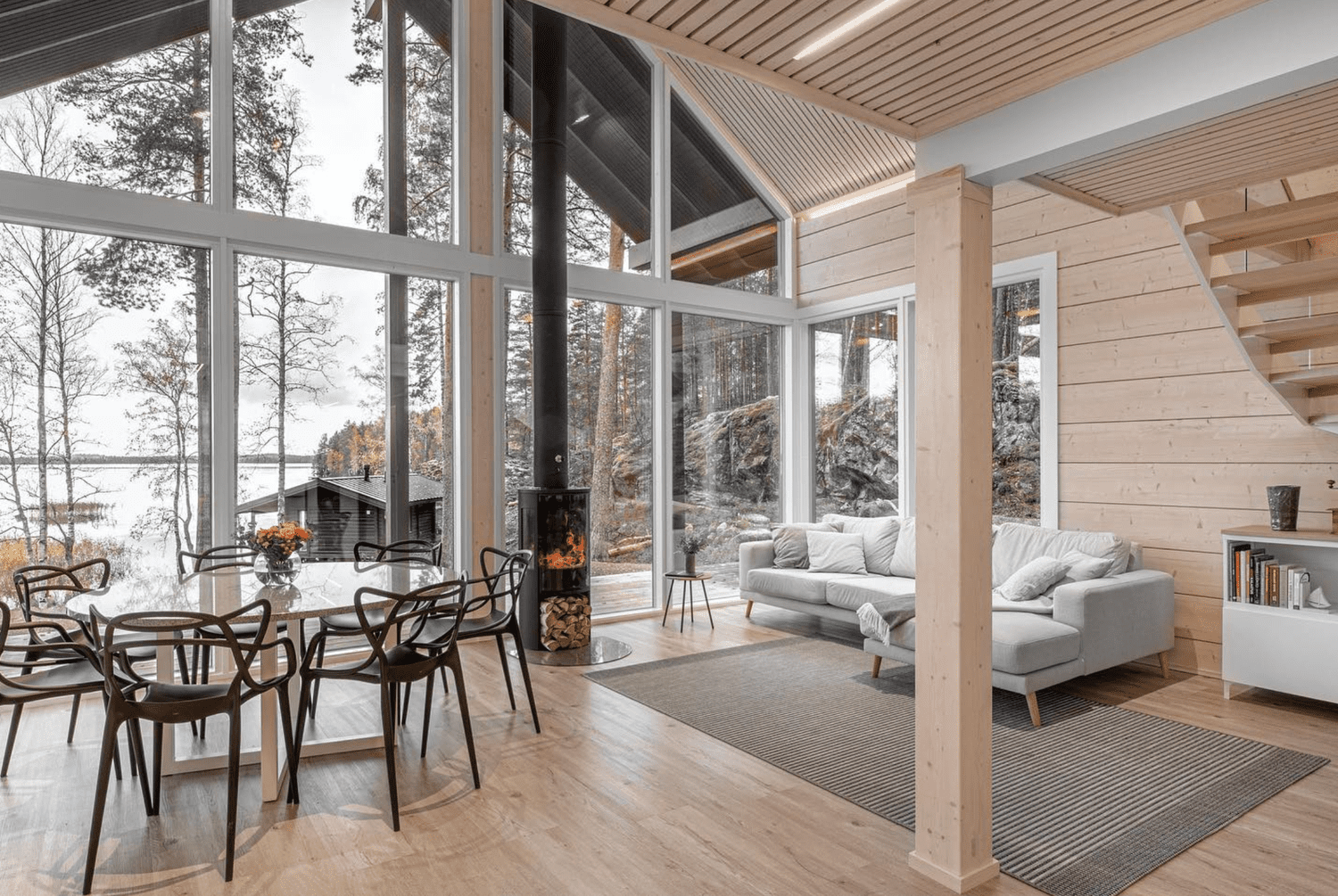 Hütte mit leichtem Holz 
