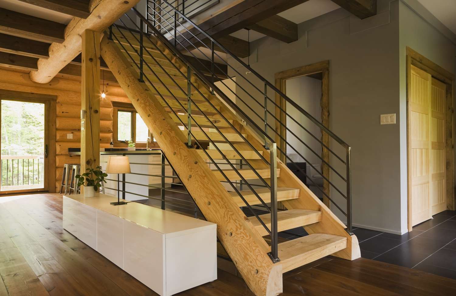 Moderne Treppe in der Kabine