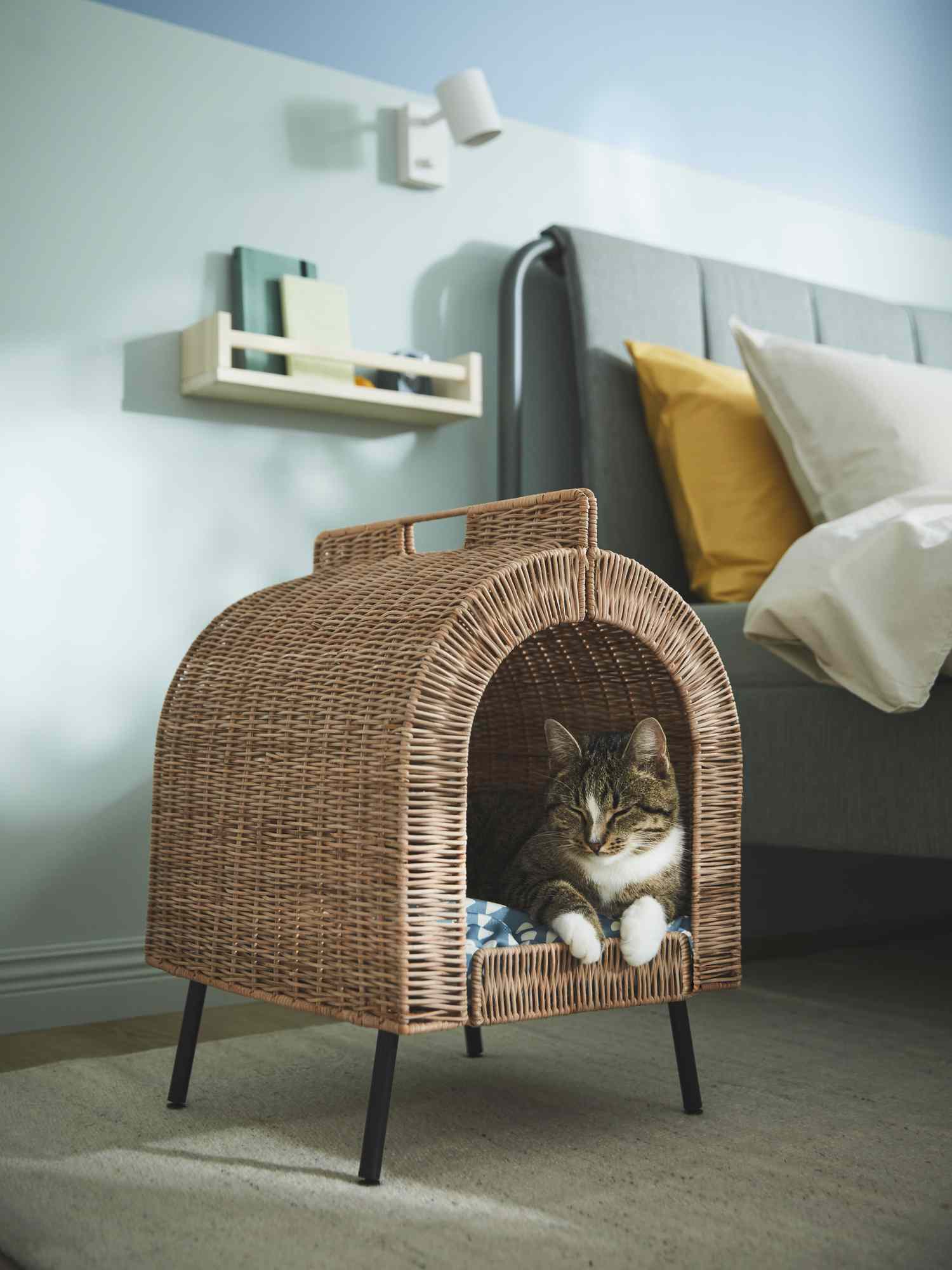 Die neueste Kollektion von IKEA bedeutet, dass das Dekor Ihres Haustieres genauso stilvoll sein kann wie Ihre 10 Braun und weiße Katze, die im Ikea Wicker Cat House schläft