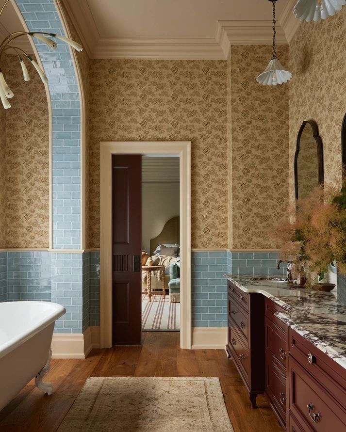 Blaue U -Bahn -Badezimmer -Wainscoting
