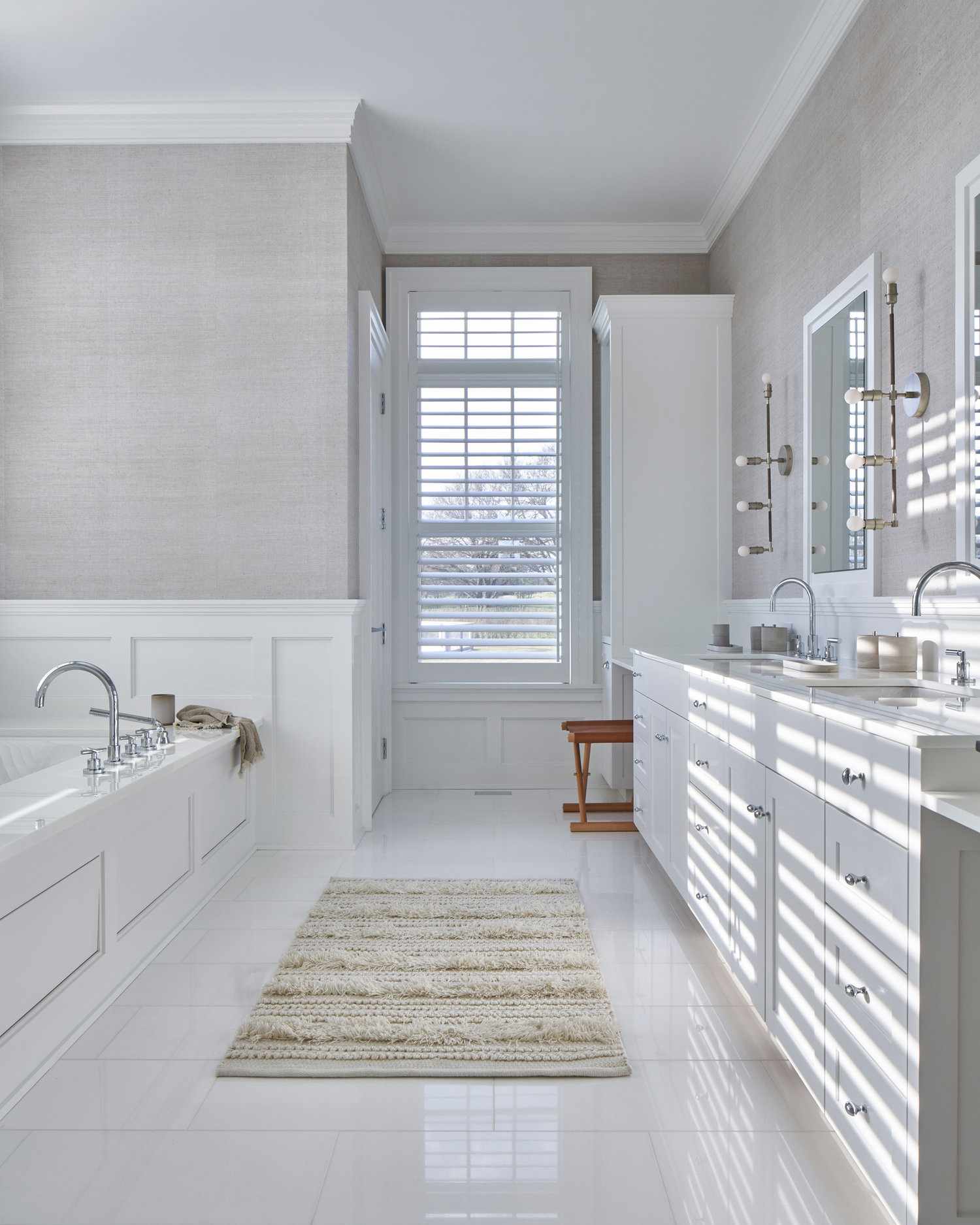 Weiße Badezimmer-Wainscoting in der eingebauten Badewanne