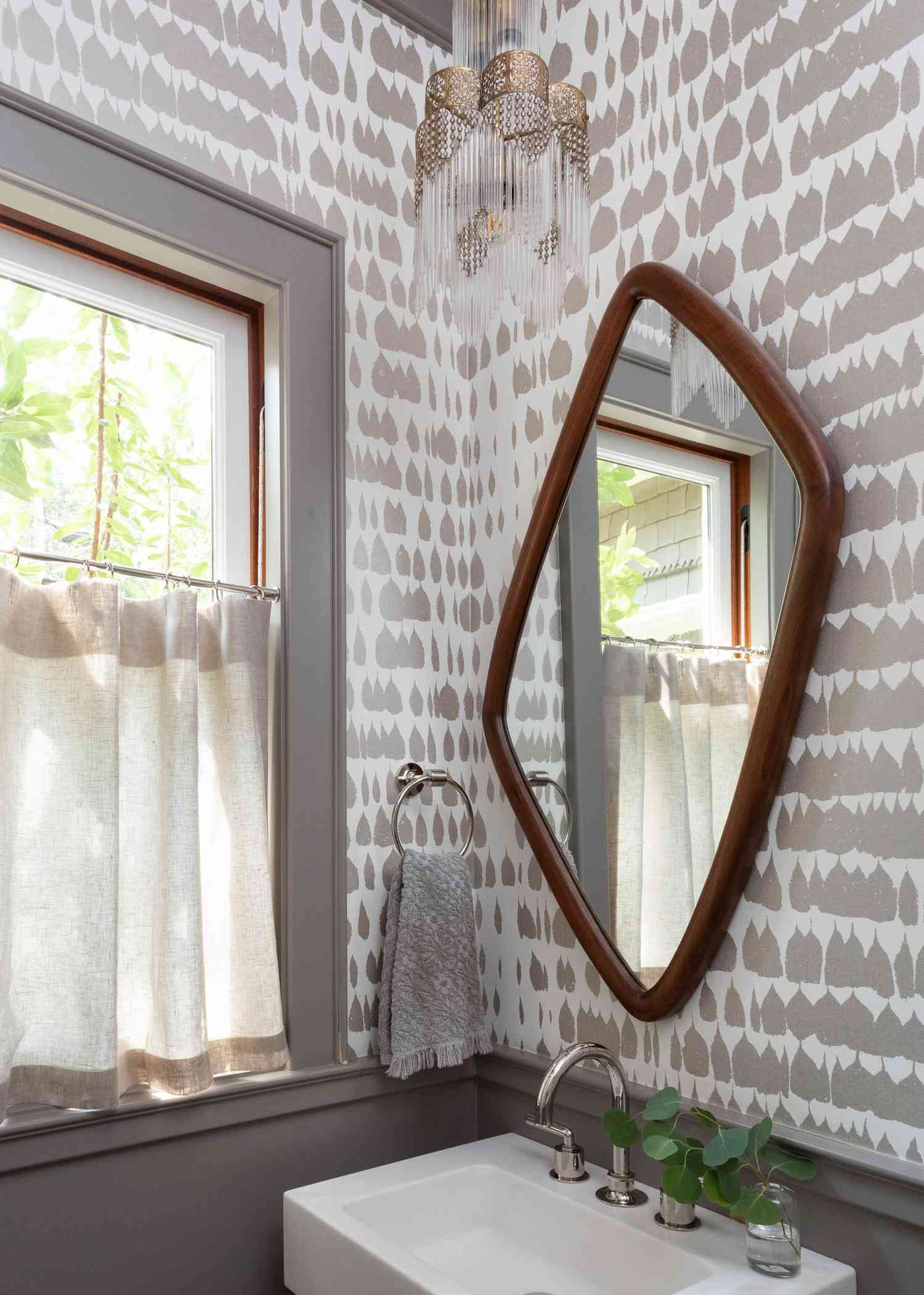 Lackiertes graues Badezimmer -Waining