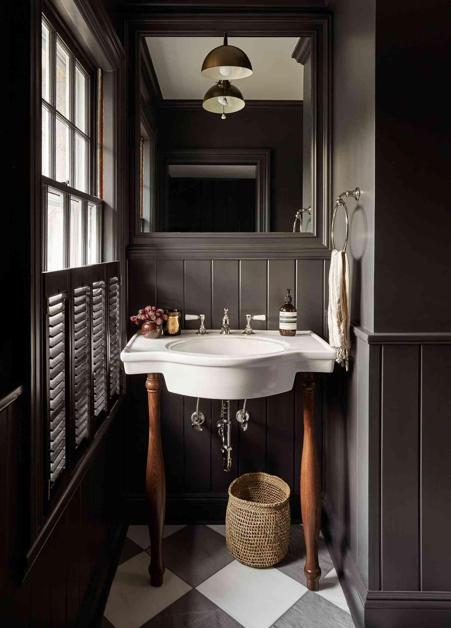 Graues Shiplap -Badezimmer -Wainscoting