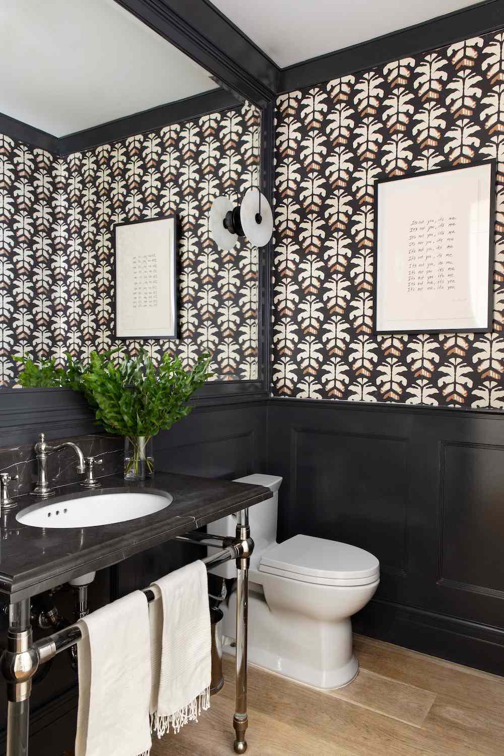 matte schwarze Badezimmer -Wainscoting