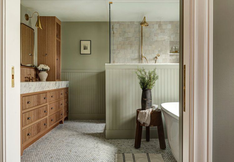 Badezimmer -Wainscoting und Duschwand