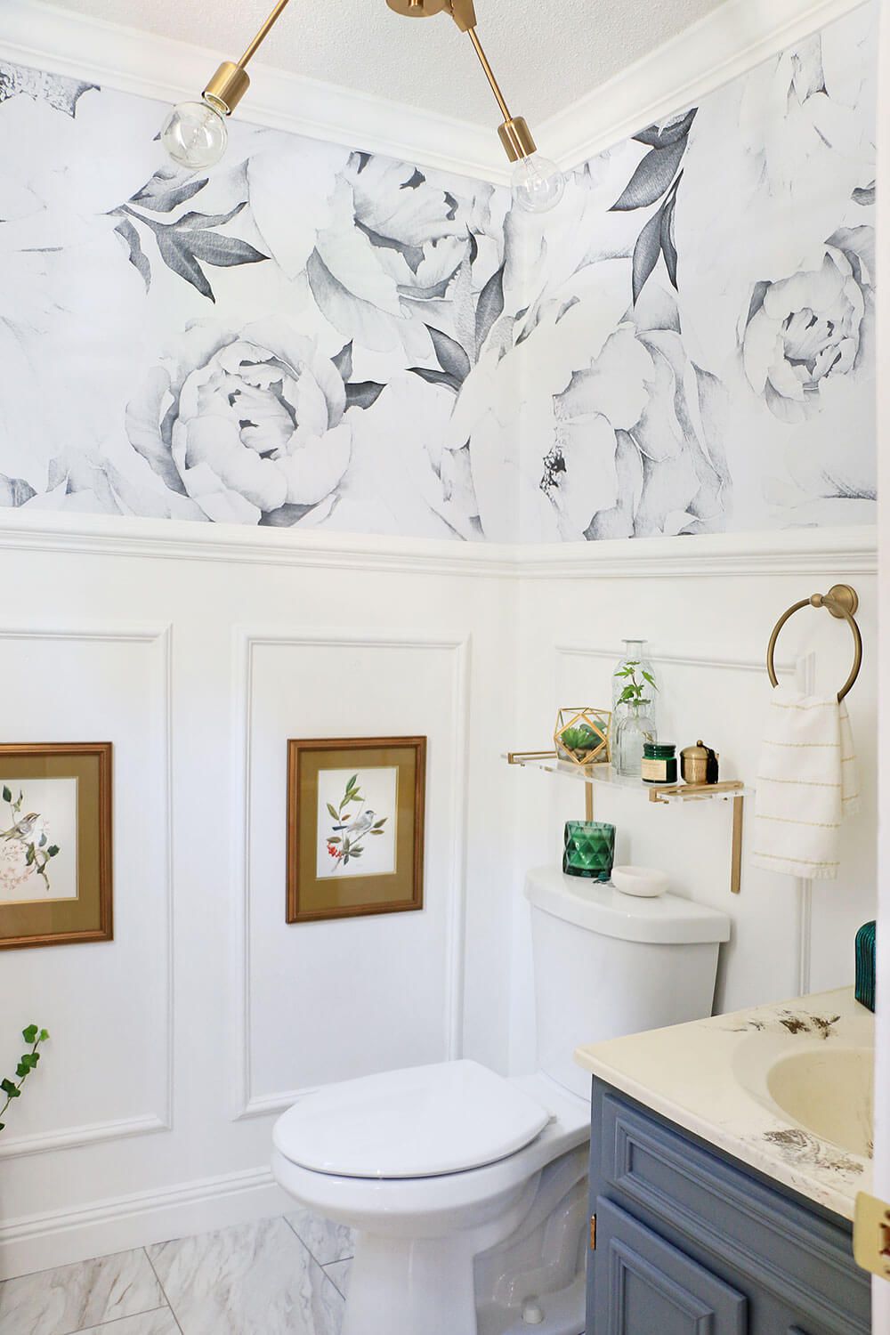 Badezimmer -Wainscoting mit Bekämpfungsform