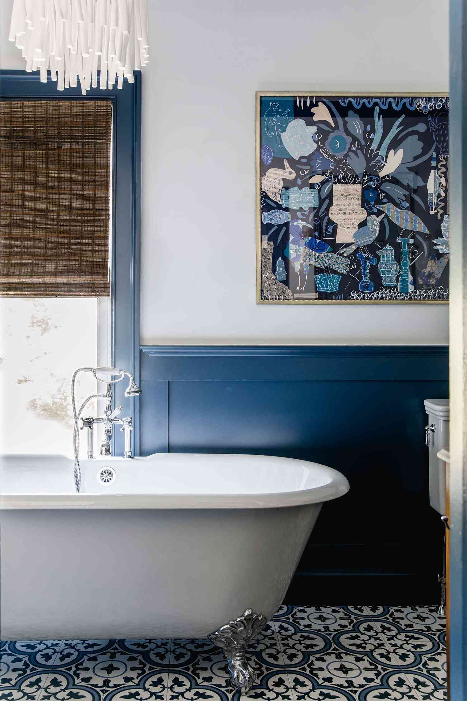 Royalblau -Badezimmer -Waining