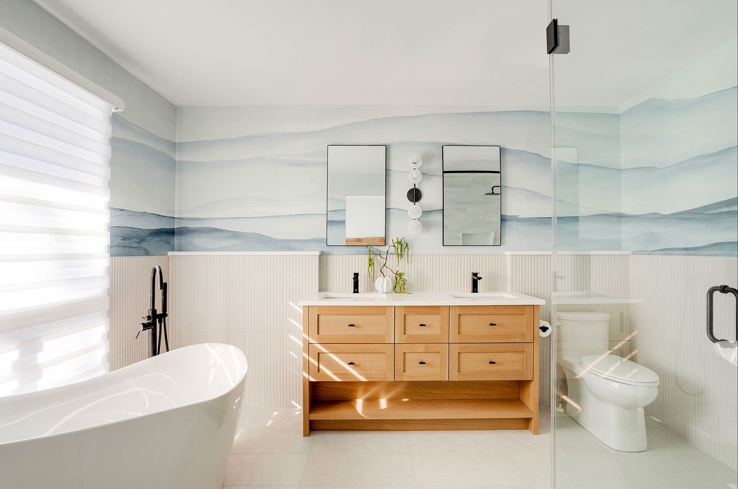 Badezimmer -Wainscoting mit Tapete