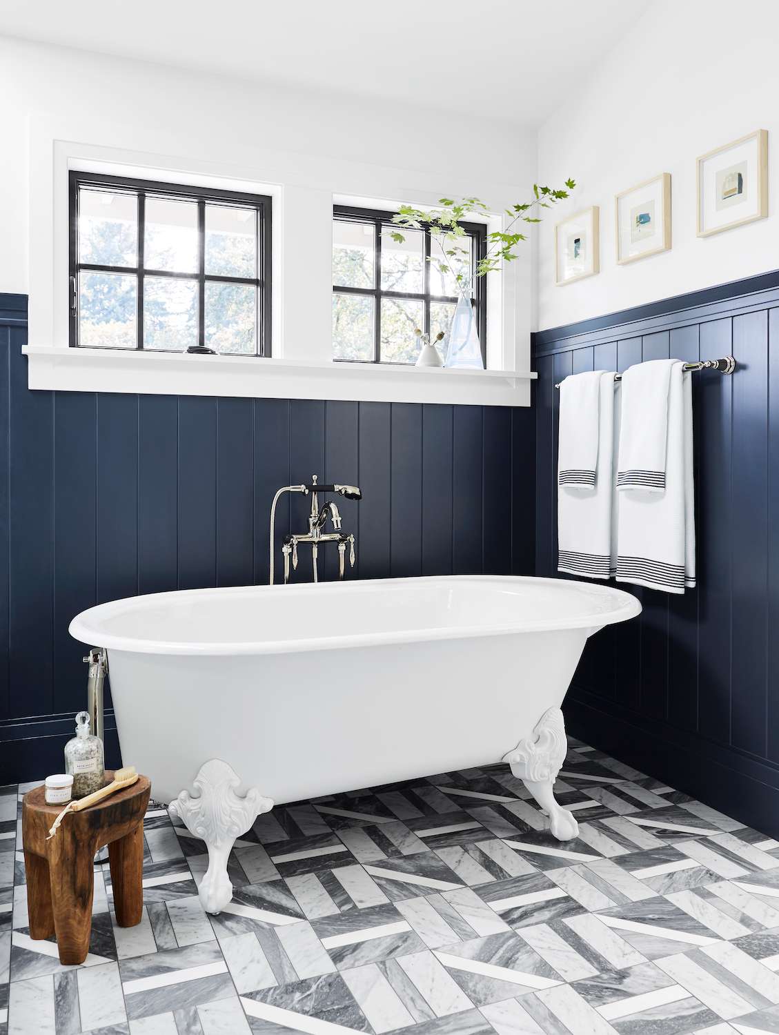 Badezimmer -Wainscoting um Fenster
