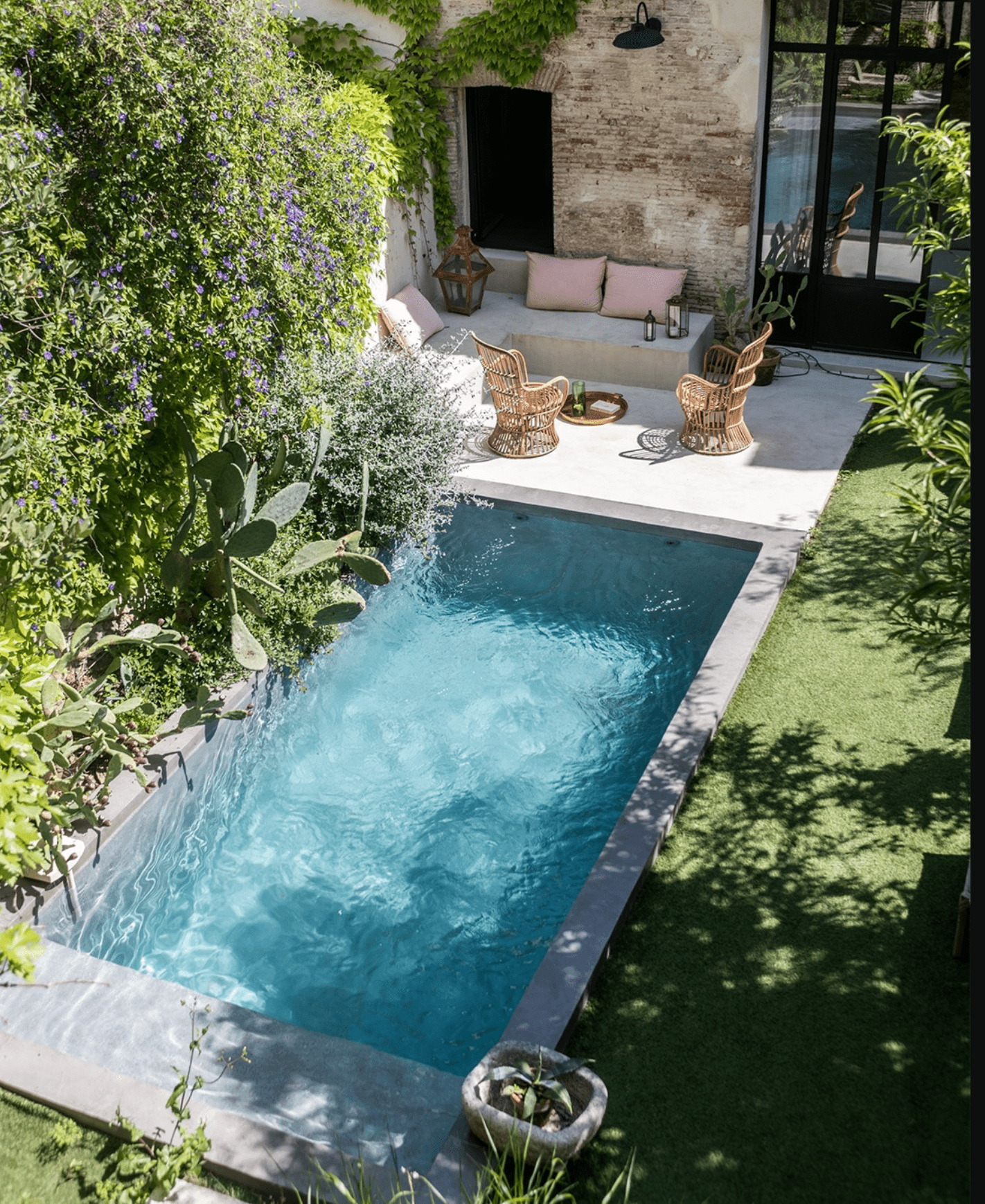 Pool im Halbschatten