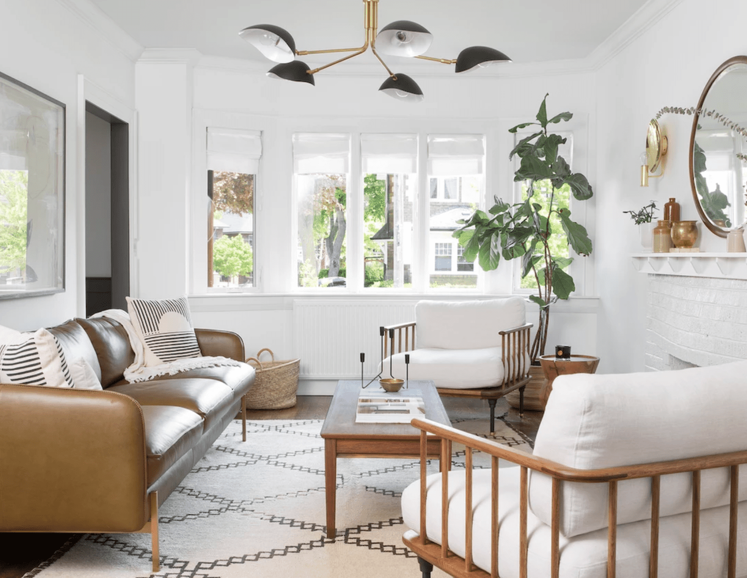 Ein neutrales Wohnzimmer mit einer futuristischen Deckenleuchte in Schwarz und Gold