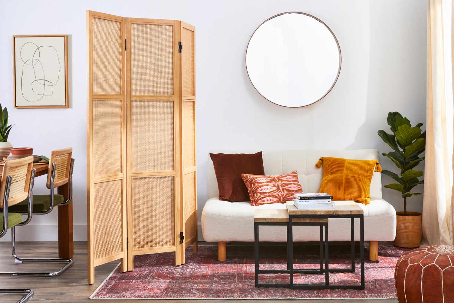 Ein Akkordeonzimmerteiler, der ein Wohnzimmer und ein Esszimmer trennt