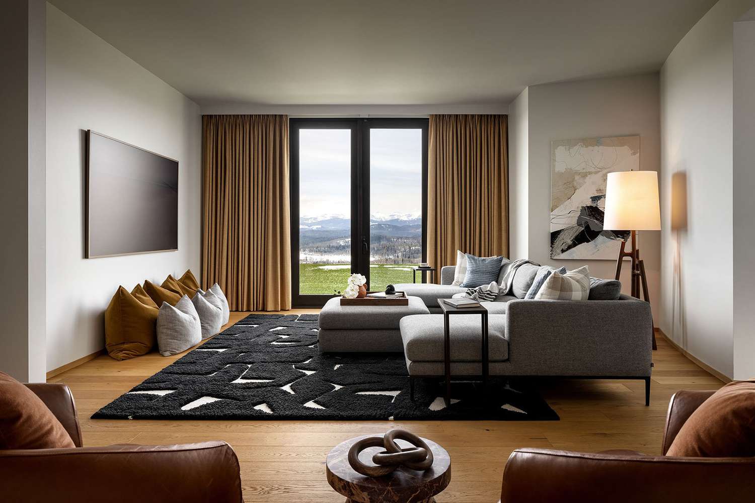 Wohnzimmer mit großem Teppich