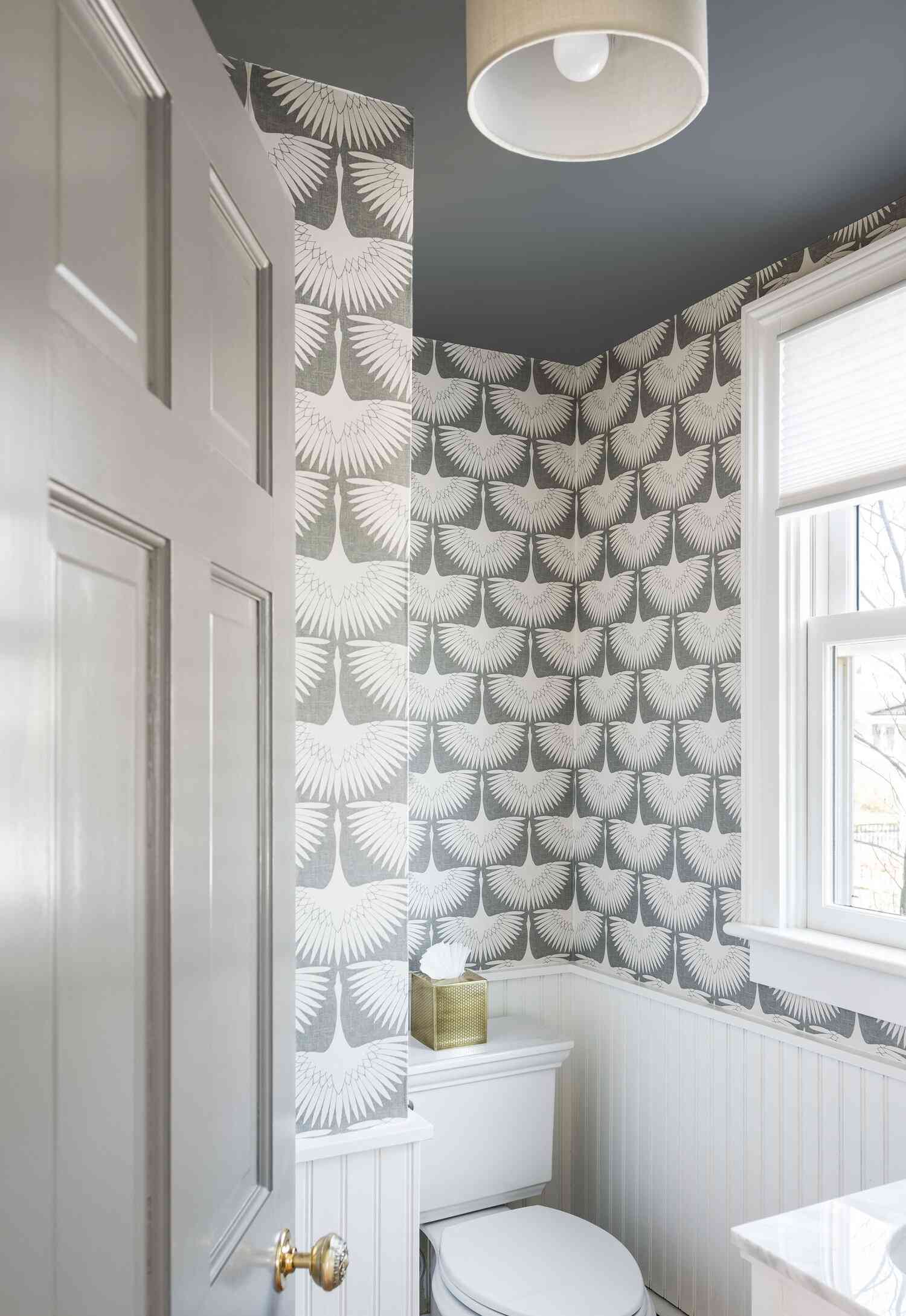 Badezimmer -Wainscoting mit Tapete