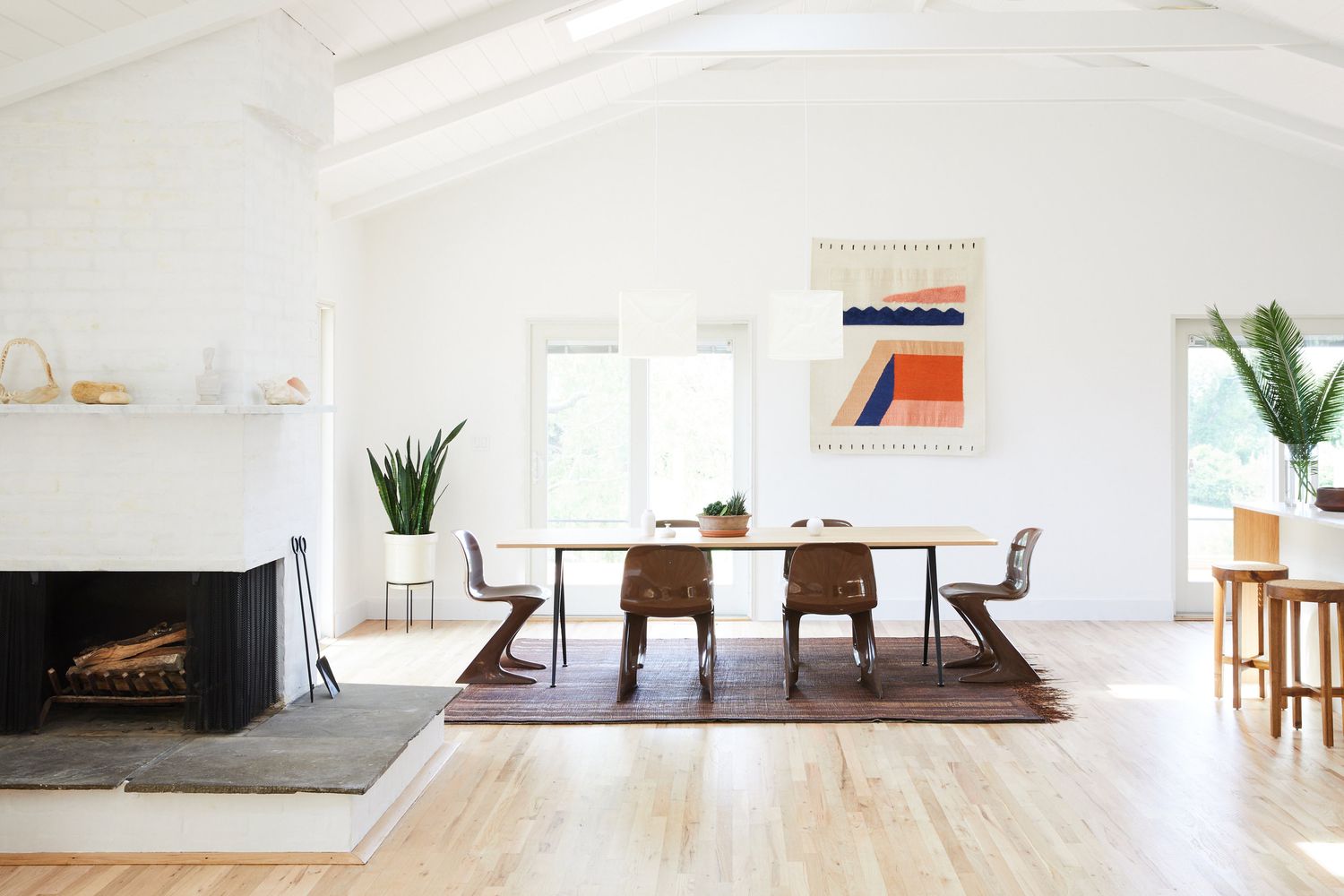 38 Midcentury Modern Dining Rooms That Transcend Time 10 open plan midcentury modern dining room
