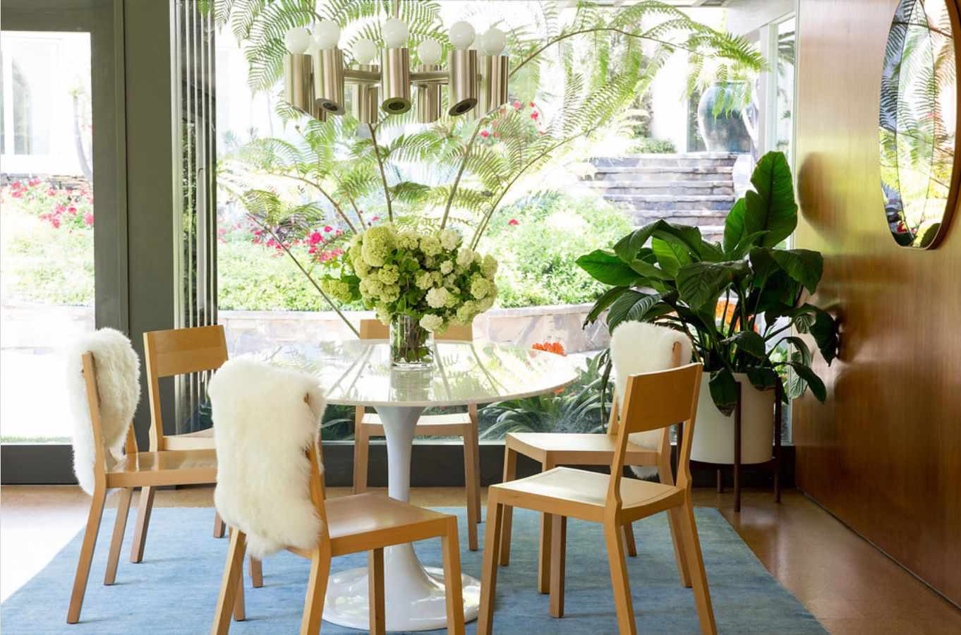 5 Dinge, die laut Designern alle schönen Häuser gemeinsam haben 2 Esszimmer im modernen Mid-Century-Stil