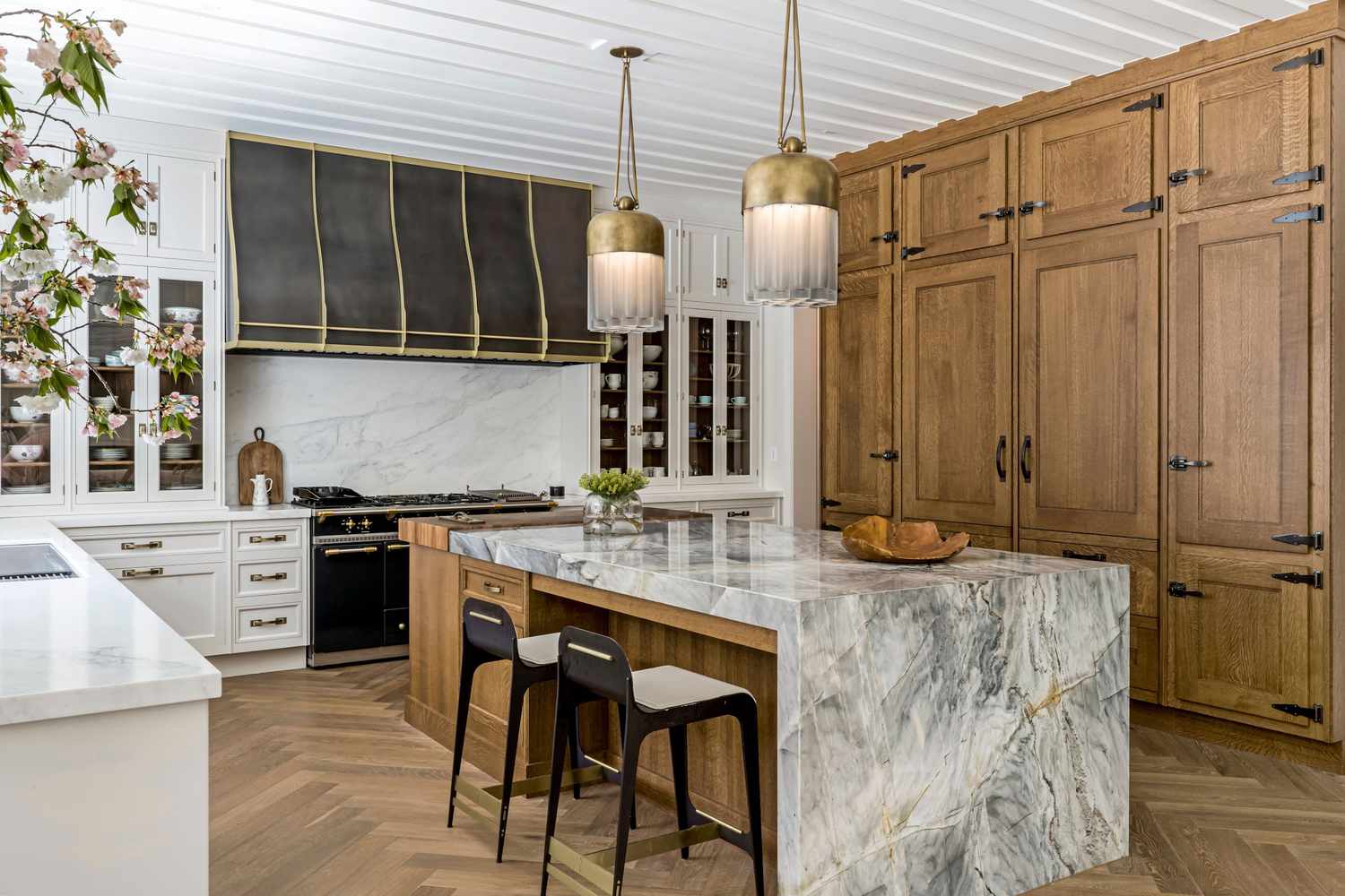 5 Farben, die Sie in Ihrer Küche niemals verwenden sollten, warnen Designer 6 Moderne Küche mit Benjamin Moore White Dove-Wänden, Marmorinsel und auffälligen Anhängern