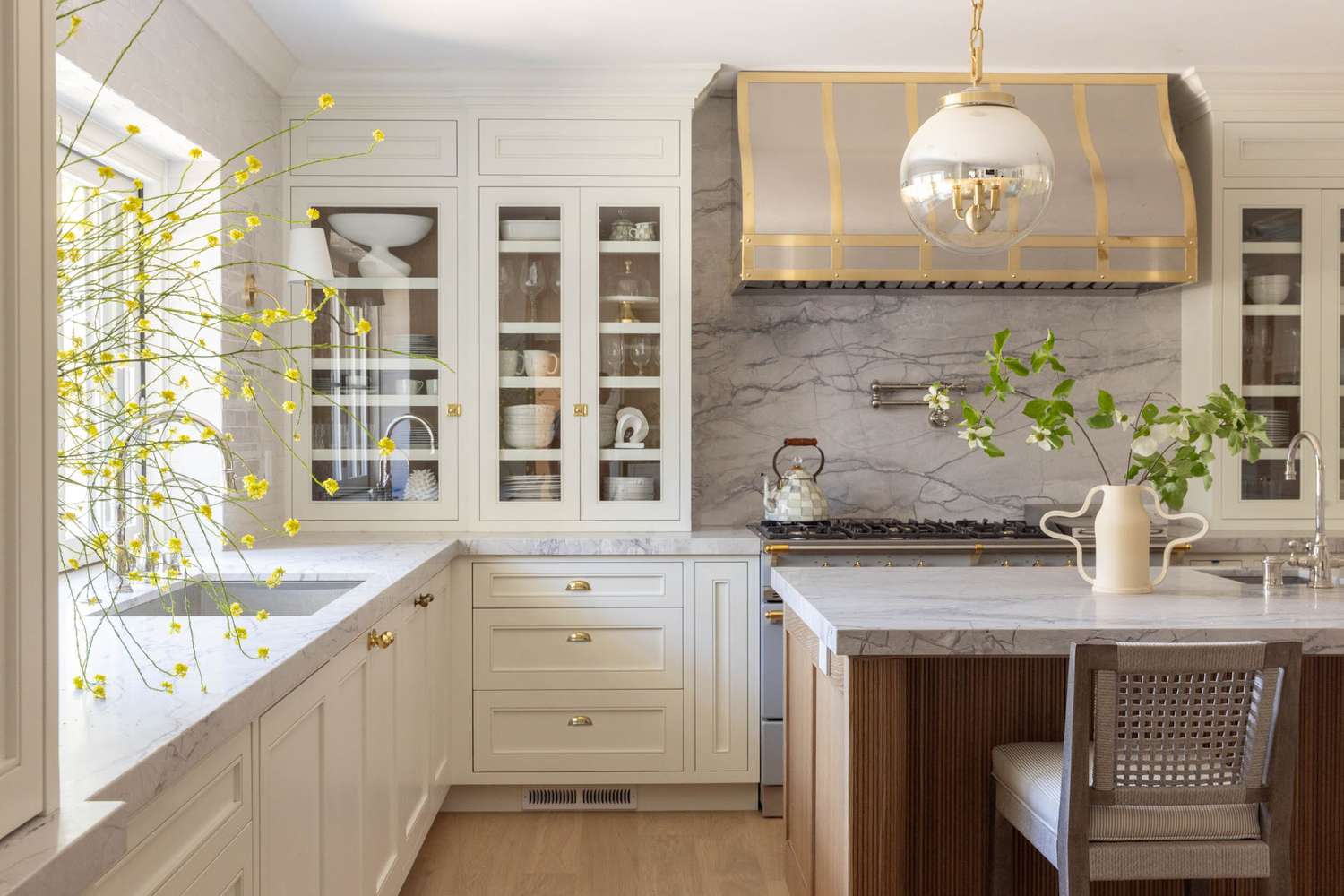 5 Farben, die Sie in Ihrer Küche niemals verwenden sollten, warnen Designer 2 Klassisch-moderne Küche mit Alabasterweiß von Sherwin Williams
