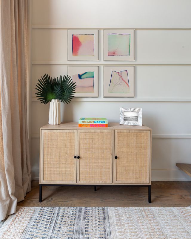 5 Tipps, die Ihnen helfen, Ihren persönlichen Designstil zu finden, direkt von Profis 4 Gerahmte Kunst, die über der Konsole hängt