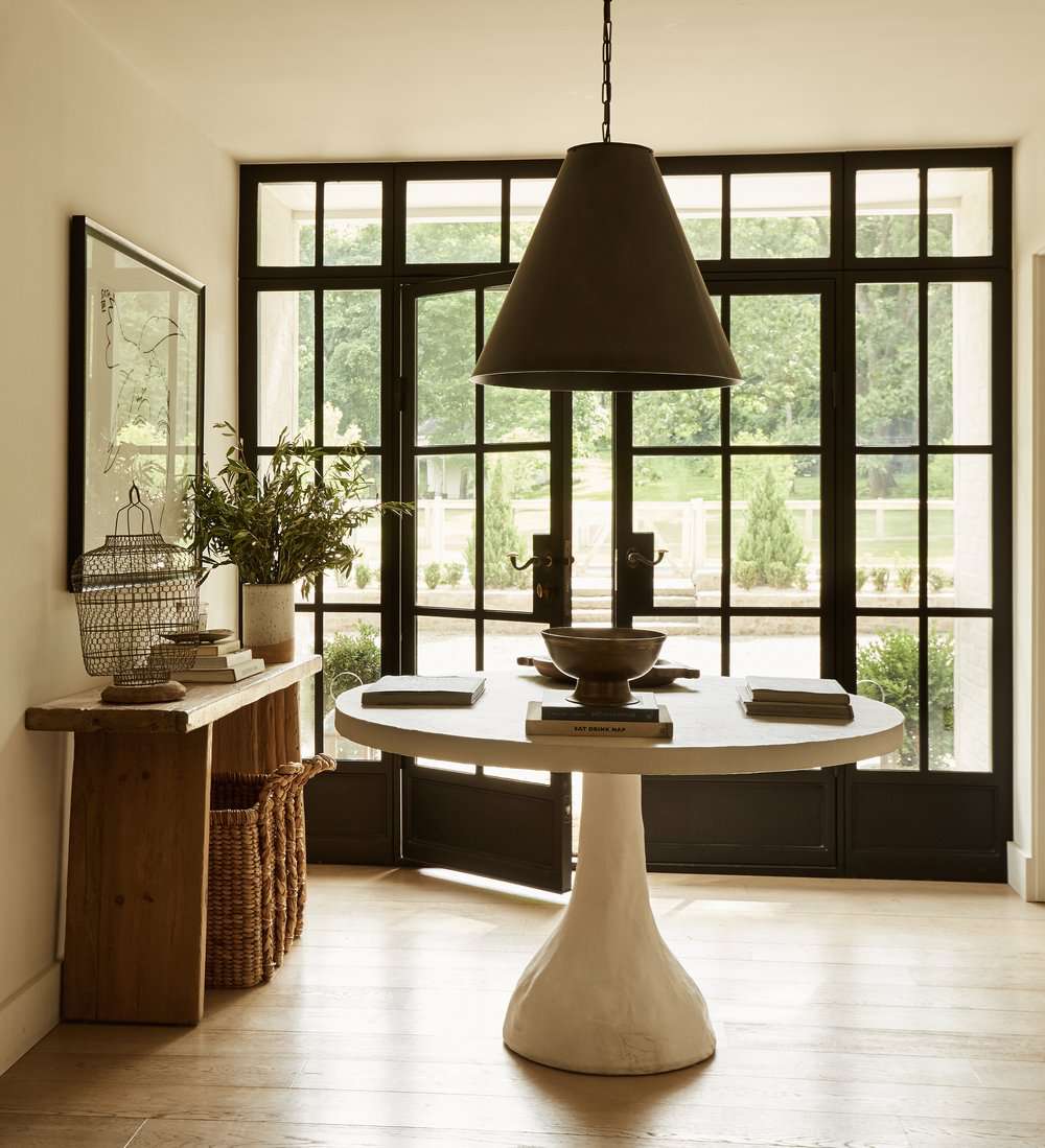 8 Eingangsgrundnahrungsmittel, die Sie immer in Ihr Haus aufnehmen sollten - und Design -Profis sind sich einig. 2 Eleganter Foyer mit großer Leuchte