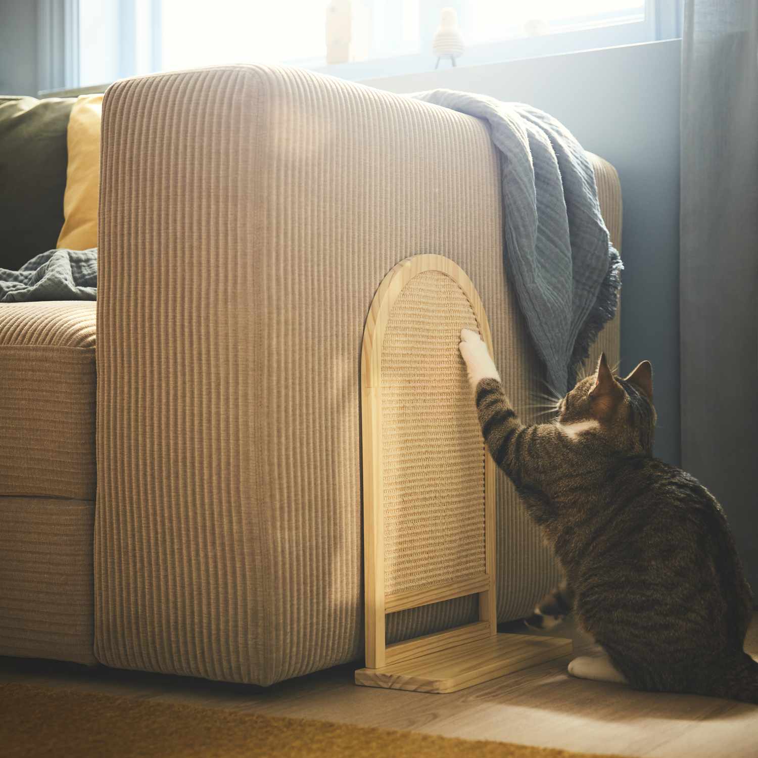 Die neueste Kollektion von IKEA bedeutet, dass das Dekor Ihres Haustieres genauso stilvoll sein kann wie Ihre 2 Braun gestreifte Katze kratzt am Ikea Kratzerpfosten