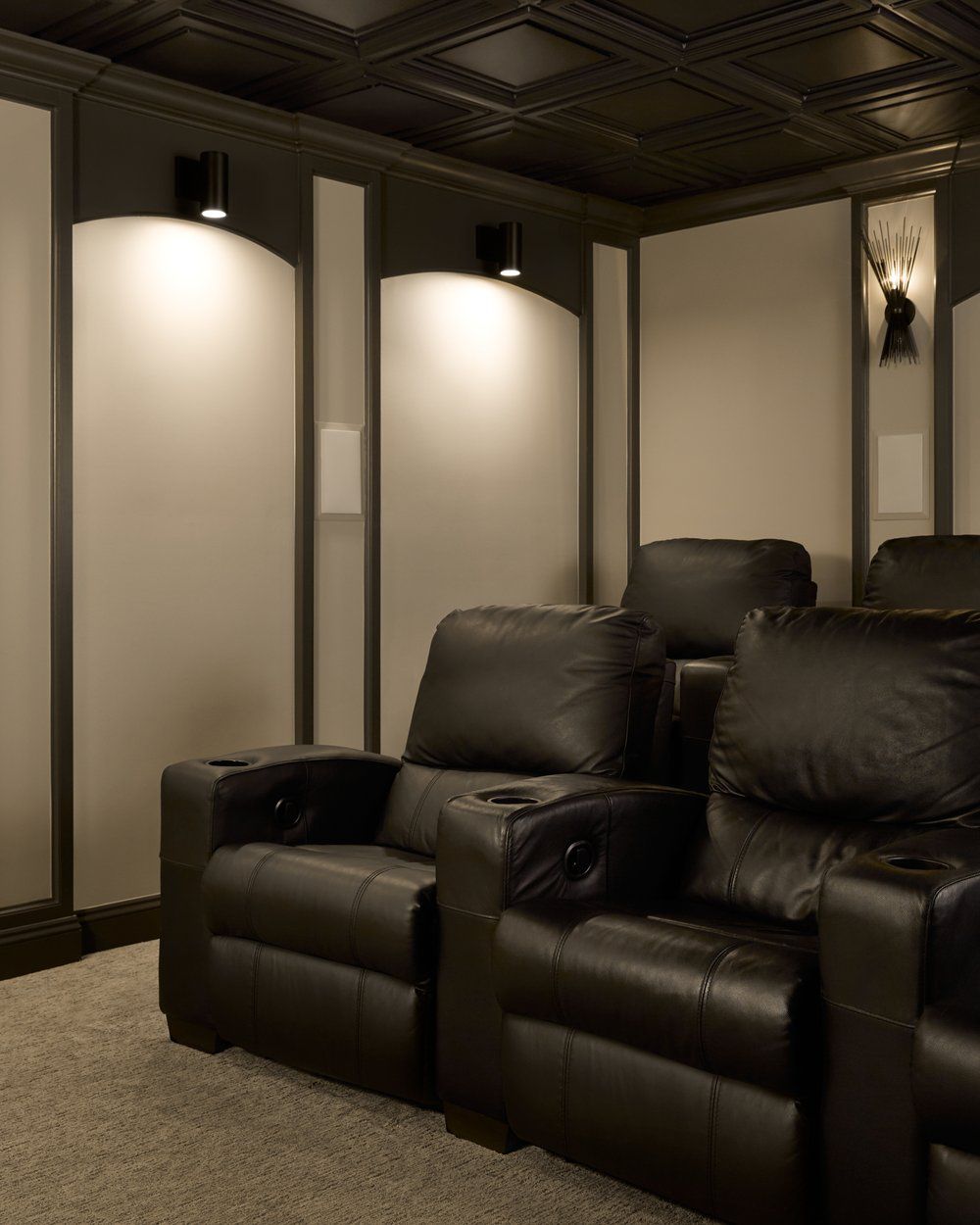 Sollten Sie Black Trimm Interiors wählen? Designer wiegen ihre besten Tipps 2 Schwarze Ausstattung im Heimkinoraum