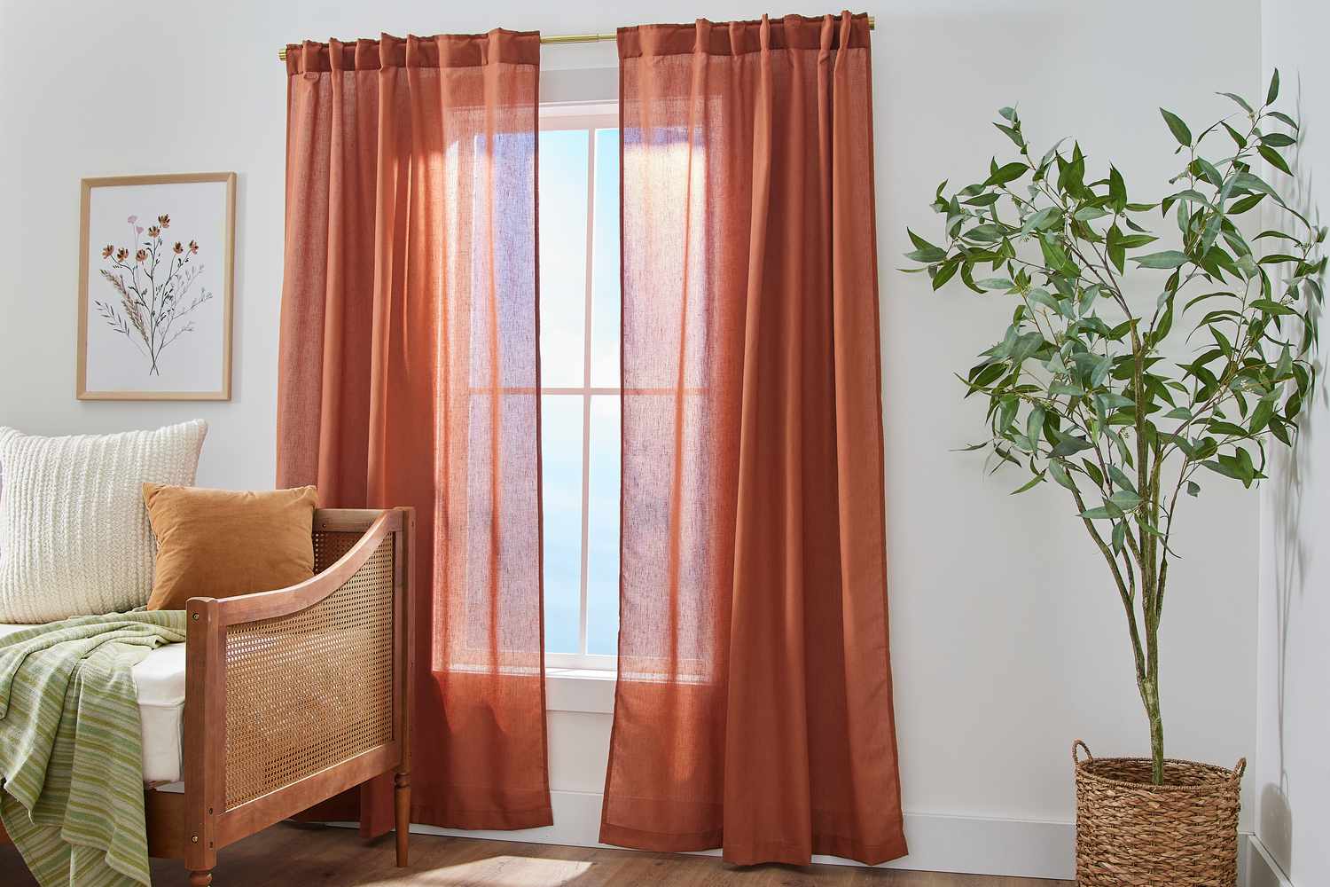 Sollten Vorhänge den Boden berühren? Fast immer, sagen Designer 6 Lichtfilternde Vorhänge im Wohnzimmerinnenraum
