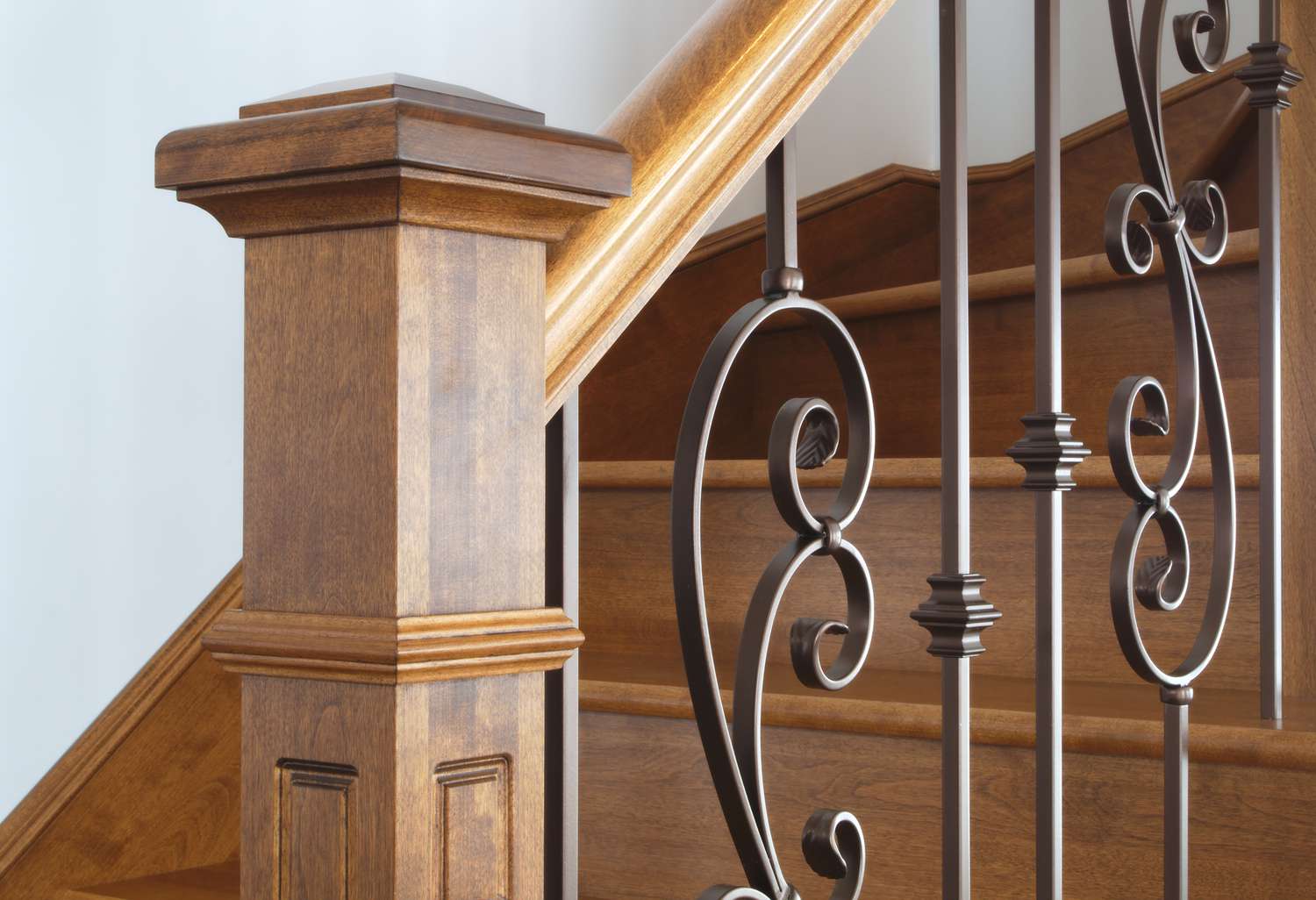 Was ist der Unterschied zwischen einer Balustrade und einem Baluster? 2 Hartholz-Pfostentreppe im klassischen Stil, Innenstufen, Treppendesign