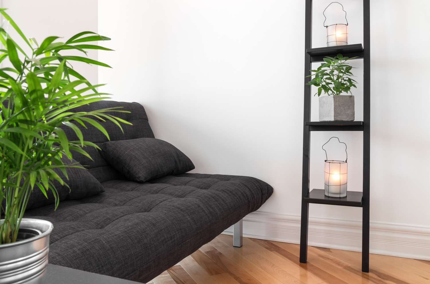 schwarzer Futon neben Bücherregal