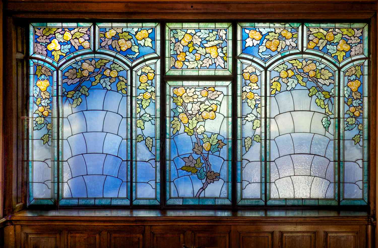 Was ist gotische Architektur? 2 Buntglasfenster von Jacques Grüber „Les Roses“, 1906.