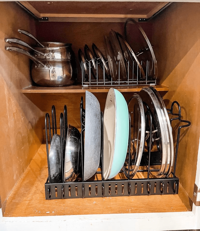 Töpfe und Pfannen im Schrank