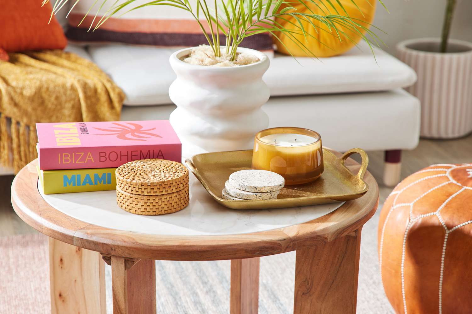 10 unterschätzte Möbelstücke Designer tragen zu jedem Raum für ein gemütliches Gefühl bei 8 Couchtisch -Styling -Ideen