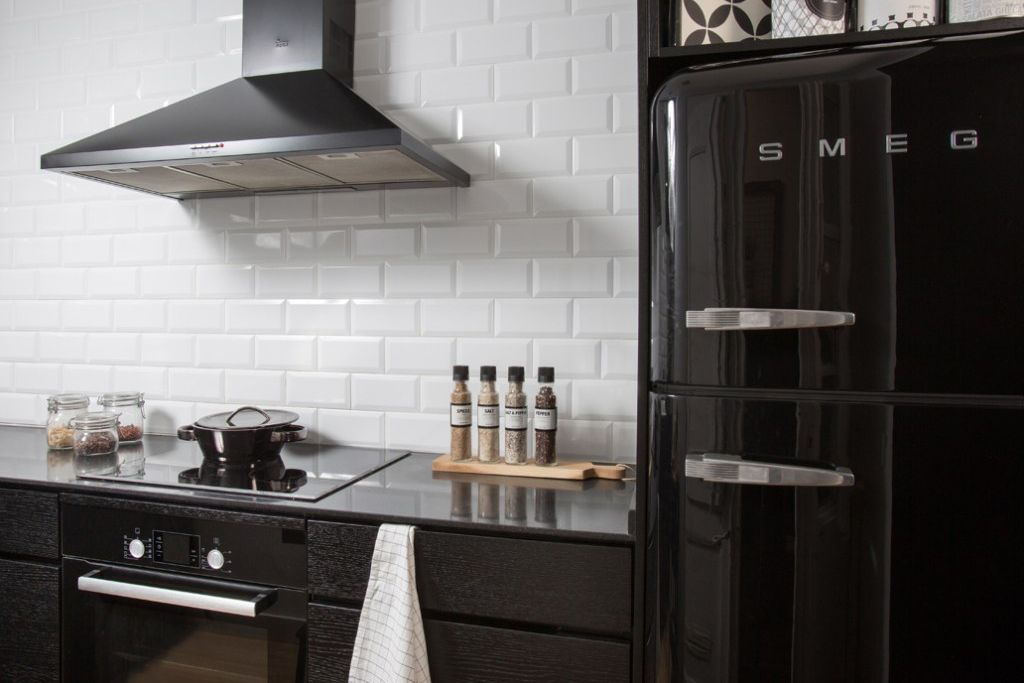 So fälschen Sie einen eingebauten Kühlschrank wie ein Designer für ein luxuriöses Küchen-Upgrade mit kleinem Budget 8 Küche mit schwarzen Schränken schwarzer Kühlschrank
