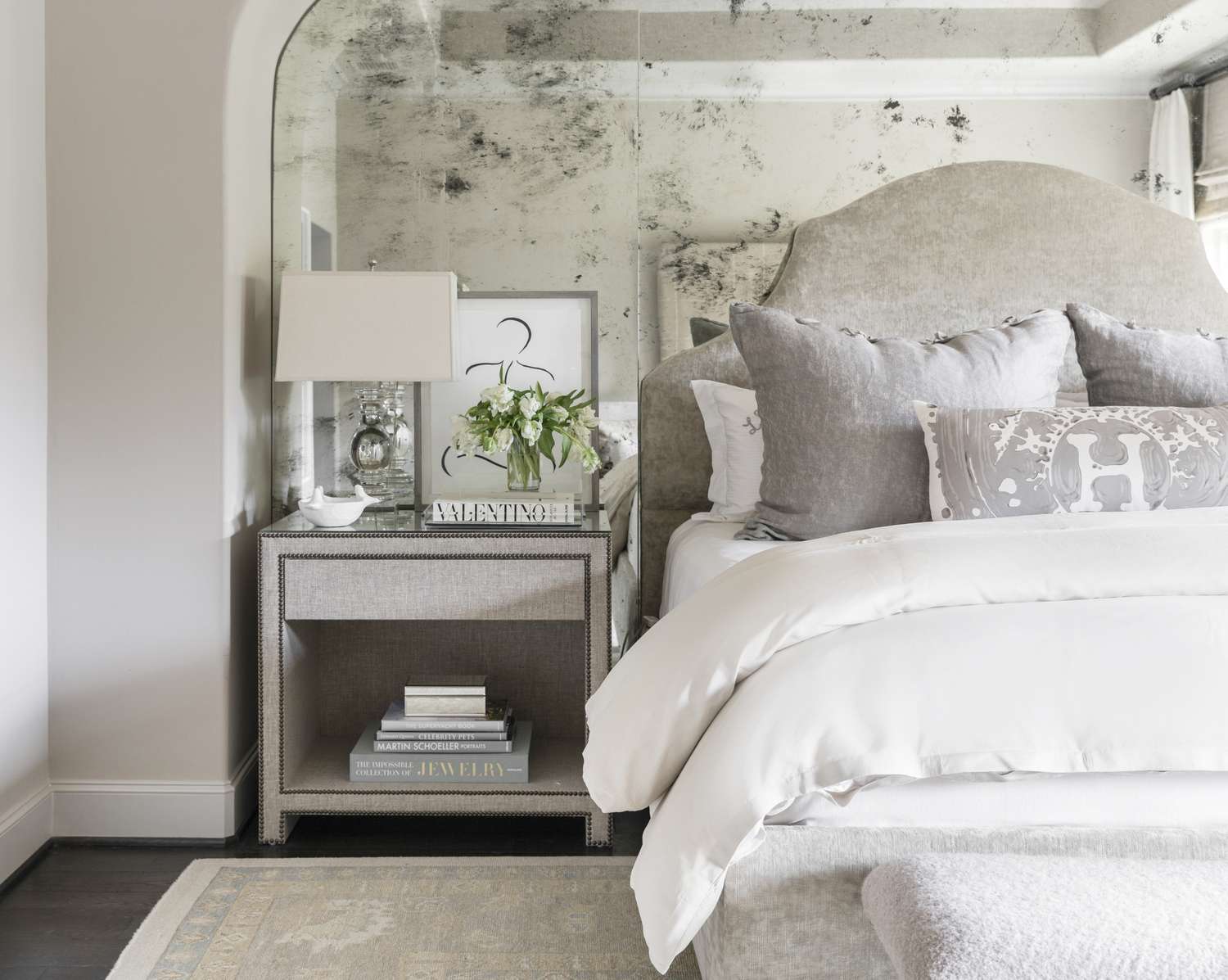 Glamgrau Schlafzimmer mit Spiegeln